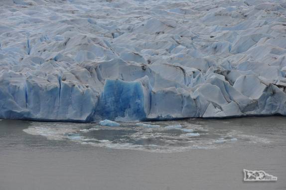 Mais um pedaço de gelo se desgarra da geleira Grey, no parque nacional Torres del Paine, no sul do Chile